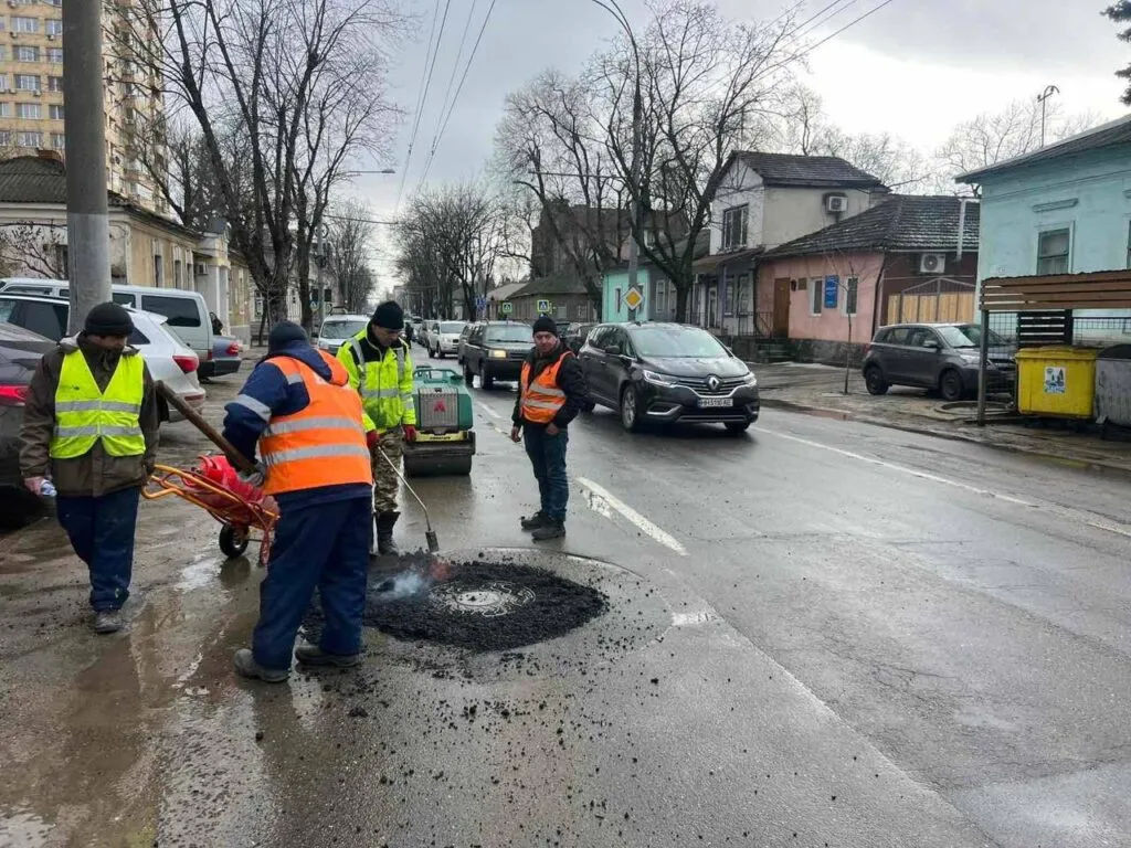 Кишинёвские власти начали ремонт дорог после зимней непогоды.