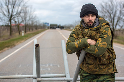 Участник отряда самообороны около аэродрома Бельбек. Фото: Андрей Стенин / РИА Новости