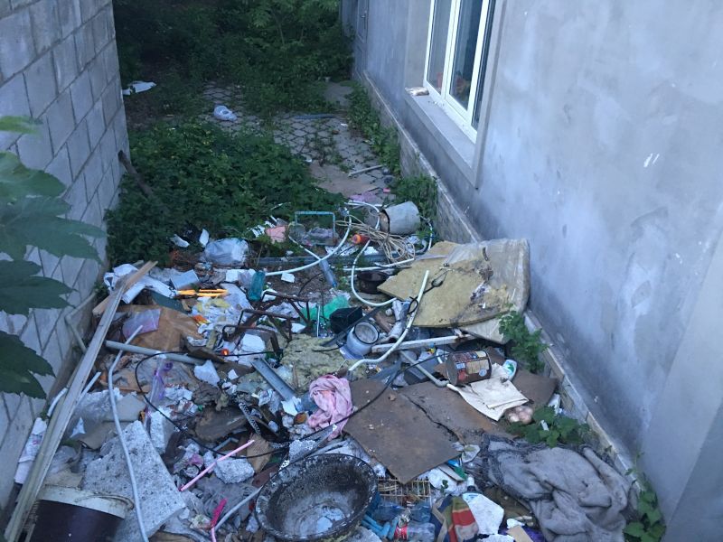 Locatari terorizaţi prin intermediul bandelor spre a-şi vinde locuinţele. Foto: moldova-suverana.md