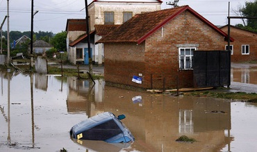 În acest district au fost găsite 96 de cadavre, inclusiv al unei fete în vârstă de zece ani. Foto: newsru.com
