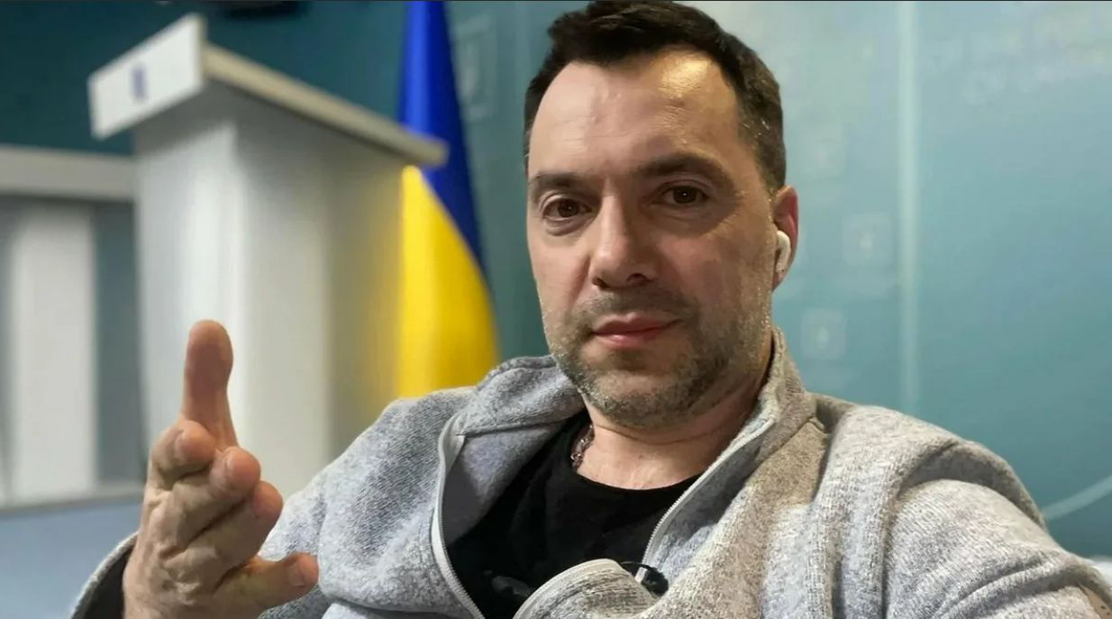 Арестович о взрывах в Крыму и Белгородской области: Курить надо меньше.