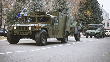 В центре столицы выставили военную технику Национальной армии, в том числе и ту, что получили в дар от США. Фото:publika.md