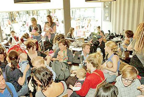  Kelly a dat zvon pe Internet că a fost alungată din cafenea şi sute de mame s-au adunat să o sprijine.