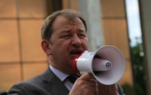 Acesta mai spune că vinovat de situația creată este Partidul Comuniștilor care ar fi dezamăgit alegătorii. 