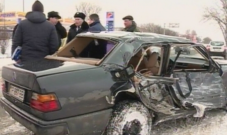 În consecință, mașina s-a tamponat frontal de un autobuz de pe ruta Chișinău-Fălești și a derapat în șanț.