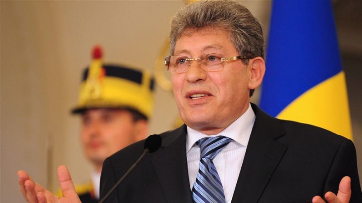  Liderul Partidului Liberal, Mihai Ghimpu, a fost amenințat cu judecată de către ministrul Apărării, Vitalie Marinuța.