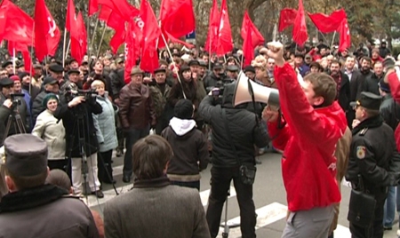 Partidul Comuniştilor şi Uniunea Tineretului Comunist, pentru a treia zi consecutiv, organizează acţiuni de protest.