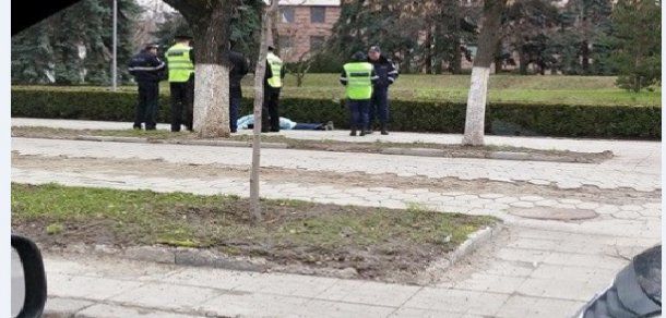 Cadavrul bărbatului a fost depistat de trecători, care au alertat poliția. Foto: facebook.com // Vasile Panciuc