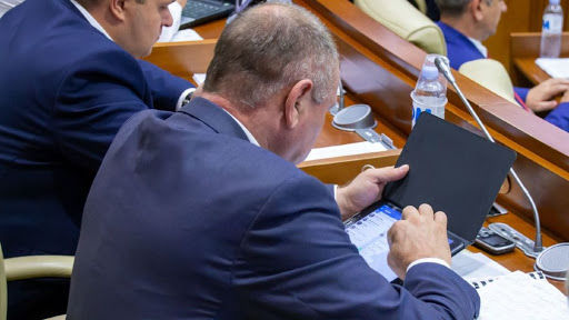 Депутаты-социалисты настаивают на приобретении планшетов на нужды парламента.