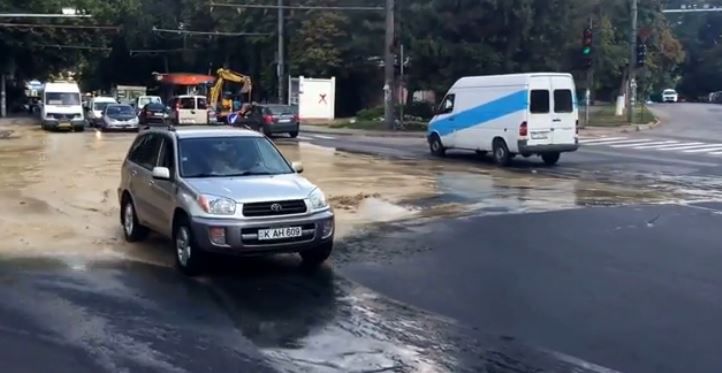 В столичном секторе Буюканы к концу рабочего дня прорвало трубу.