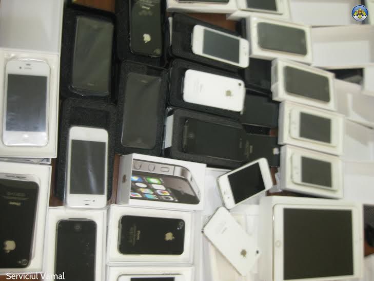 A încercat să introducă în țară iPhone de contrabandă. Foto: customs.gov.md