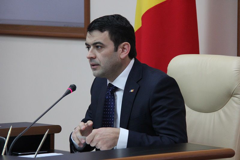 Бытует мнение, что премьера должен отправить в отставку парламент.