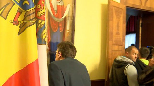 Первым образу поклонился мэр Дорин Киртоакэ.