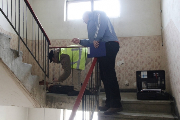 O femeie în vârstă de aproximativ 20-25 de ani a fost găsită fără suflare în scara unui bloc din orașul Ungheni.