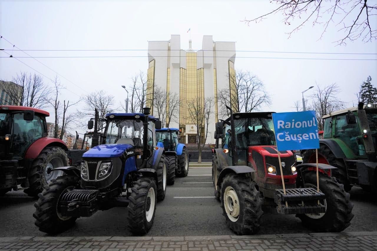 Перед зданием парламента проходит очередной протест фермеров. Фото: Point.md.