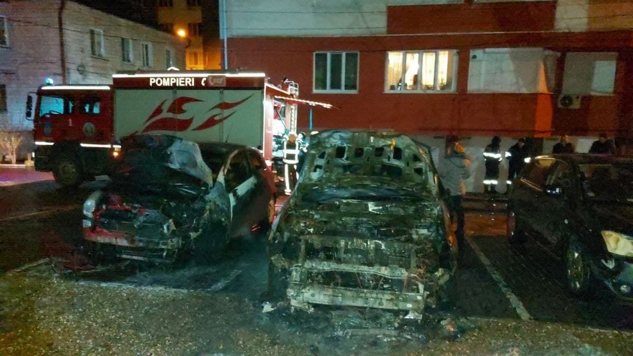 Во дворе жилого дома в Кишиневе горели три машины.