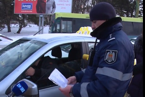 Представители минтранса говорят, что число нелегальных таксистов снижается.