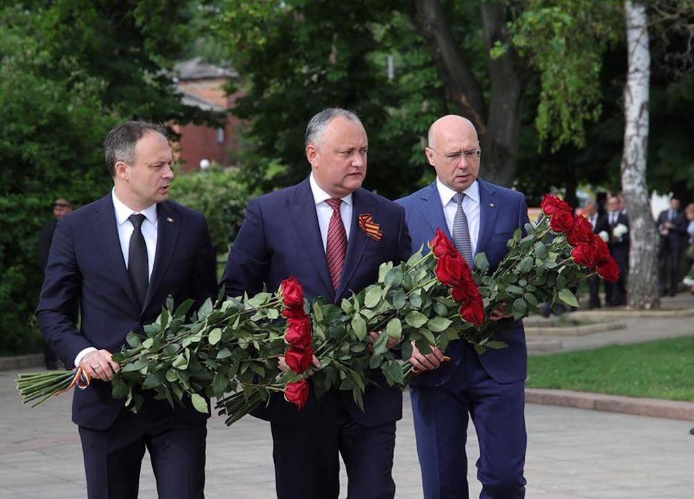 Первые лица страны почтили память погибших во Второй мировой войне.