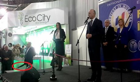 Premierul Filip, păzit cu umbrele ca şi Plahotniuc. Foto: protv.md
