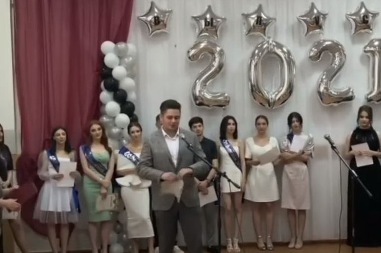 Выпускник из Гагаузии разорвал свой диплом: Оценки ничего не значат.