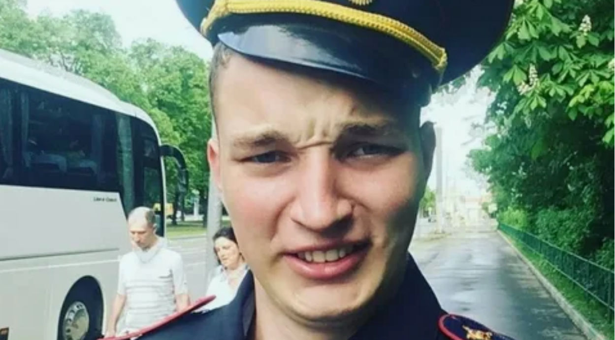 Пранкера Эдварда Била арестовали на 13 суток в РФ за ношение формы МВД.