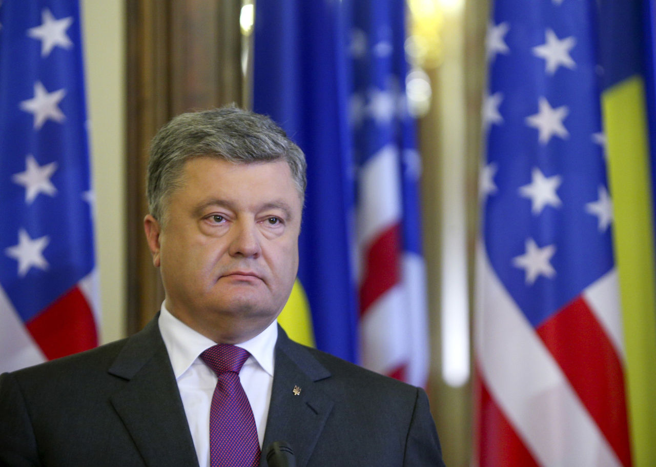 Порошенко прокомментировал бой с украинскими диверсантами в Крыму.