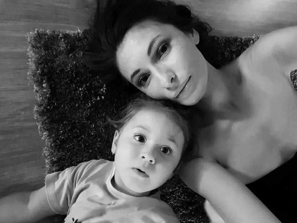 Angela Gonţa şi minunăţiile cu fiica sa. Foto:facebook_angela gonţa