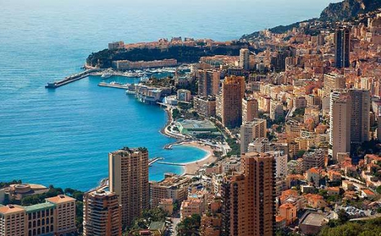 Statul independent Monaco, este locul unde există cei mai mulţi milionari pe metru pătrat.