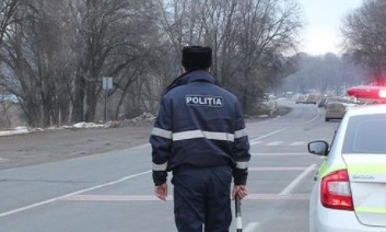 Патрульные инспекторы избили водителя за отказ пройти тест на алкоголь.