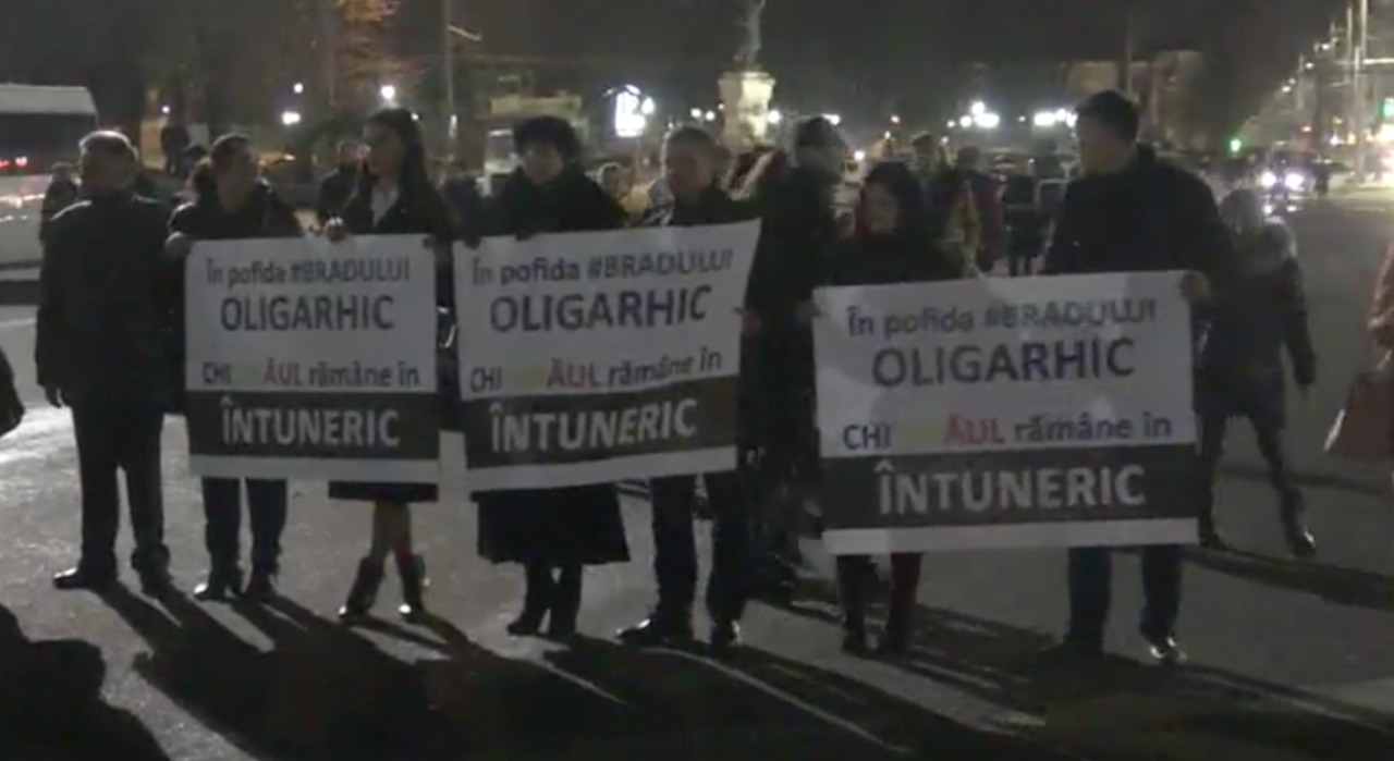 La un colț de PMAN protestează, la alt colț de PMAN cântă. Foto: captură video