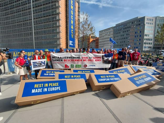 Европейские промышленники провели протест с гробами у здания Еврокомиссии.