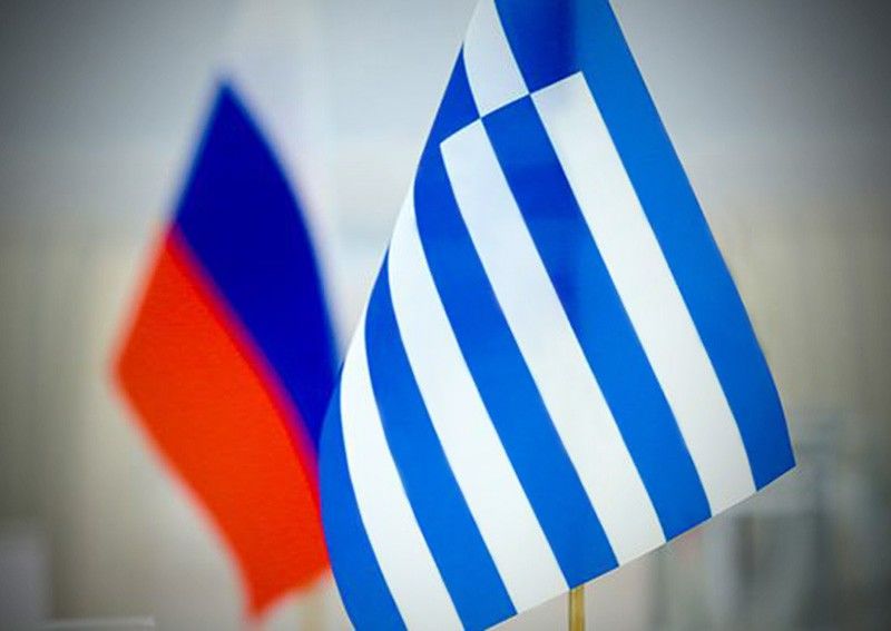 Власти Греции решили выслать двух российских дипломатов и запретить въезд в страну еще двум россиянам.