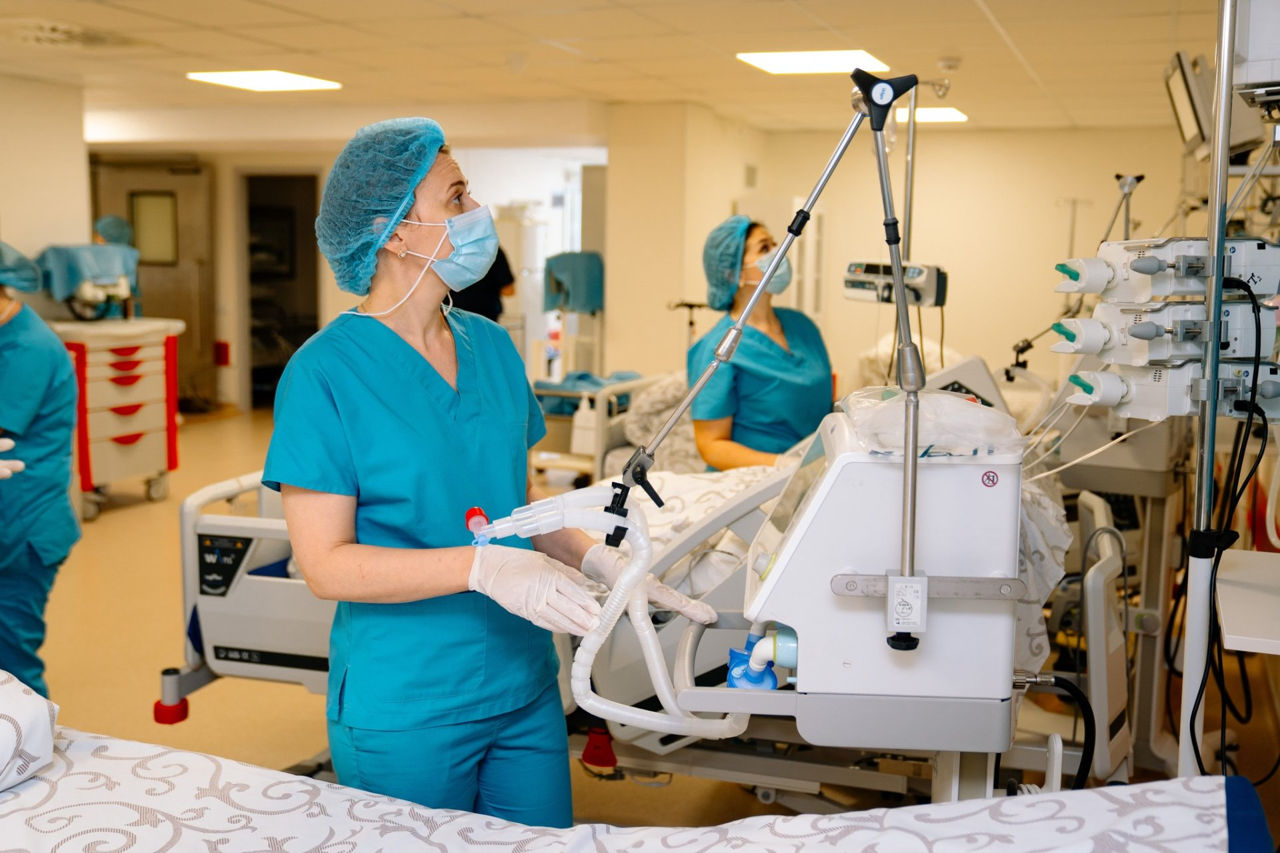 Numărul asistentelor medicale în Moldova a scăzut de la 30.000 la 18.900 într-un an.