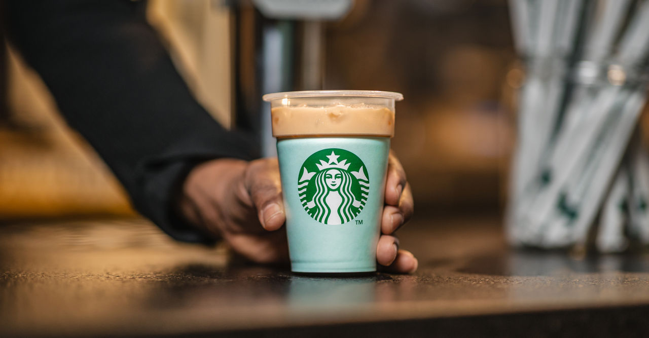 В новых кофейнях Starbucks в РФ не будут от руки писать имя на стаканчиках.