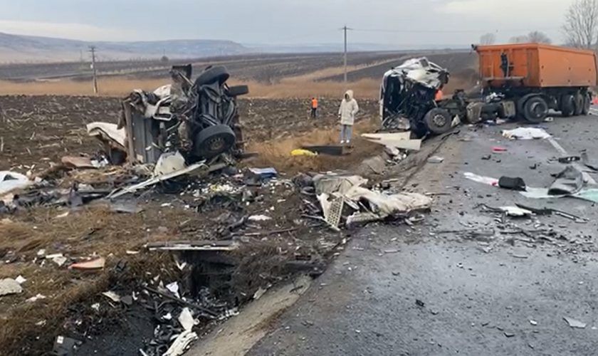 В Яссах столкнулись грузовик, "скорая" и микроавтобус: погибли 7 человек.