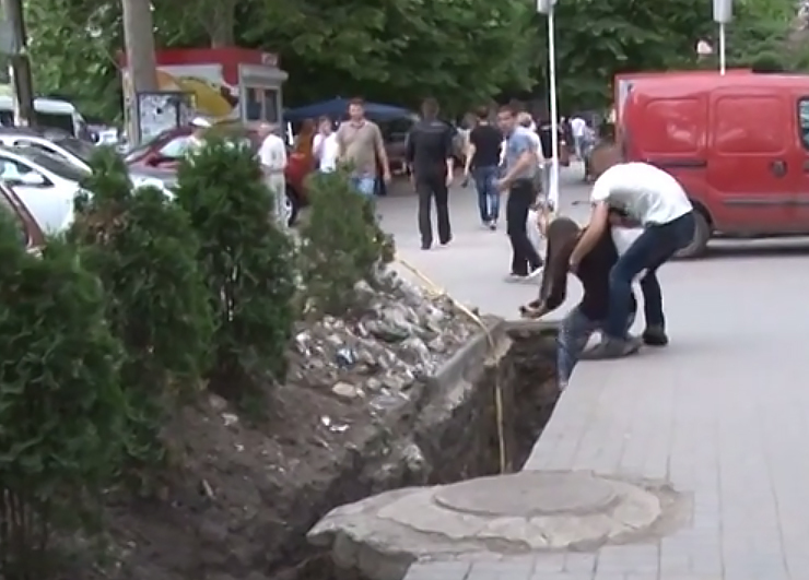 Столичные пешеходы буквально проваливаются в ничем не огороженную яму.