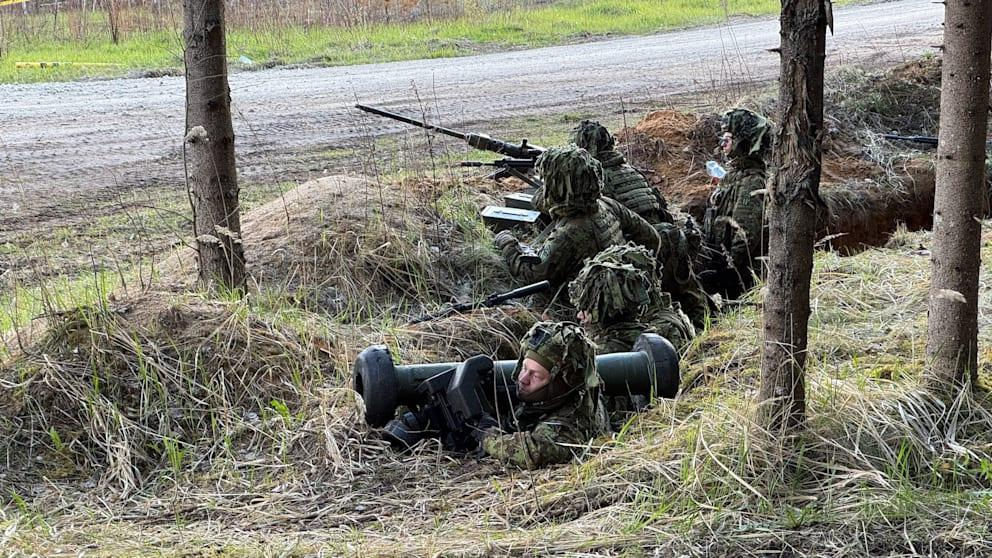 В Эстонии солдаты стран НАТО отрабатывают отражение нападения России.