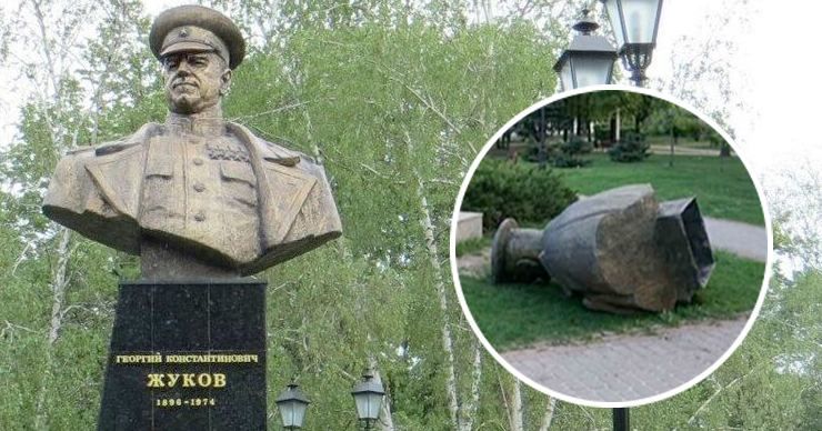 В Харькове активисты снесли памятник маршалу Жукову.