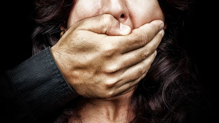 Poliţia caută un violator. Și-a bătut joc de o bătrână de 74 de ani