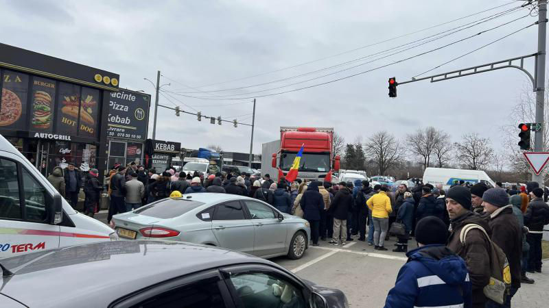 Протестующие перекрыли трассу на Кишинев в районе пригорода Ставчены.