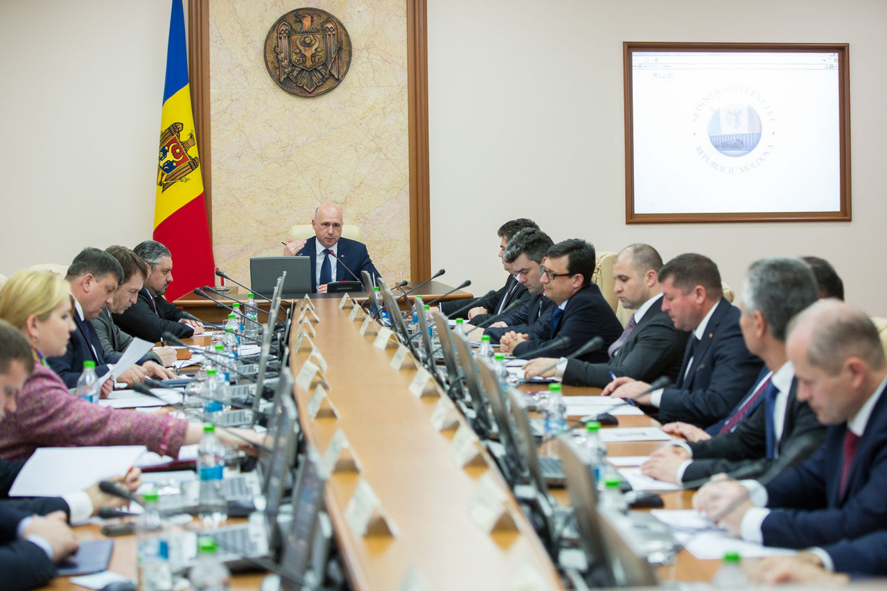 Cabinetul de miniştri a aprobat astăzi Regulamentul-cadru privind acordarea suportului ţării-gazdă în situaţii excepţionale. 