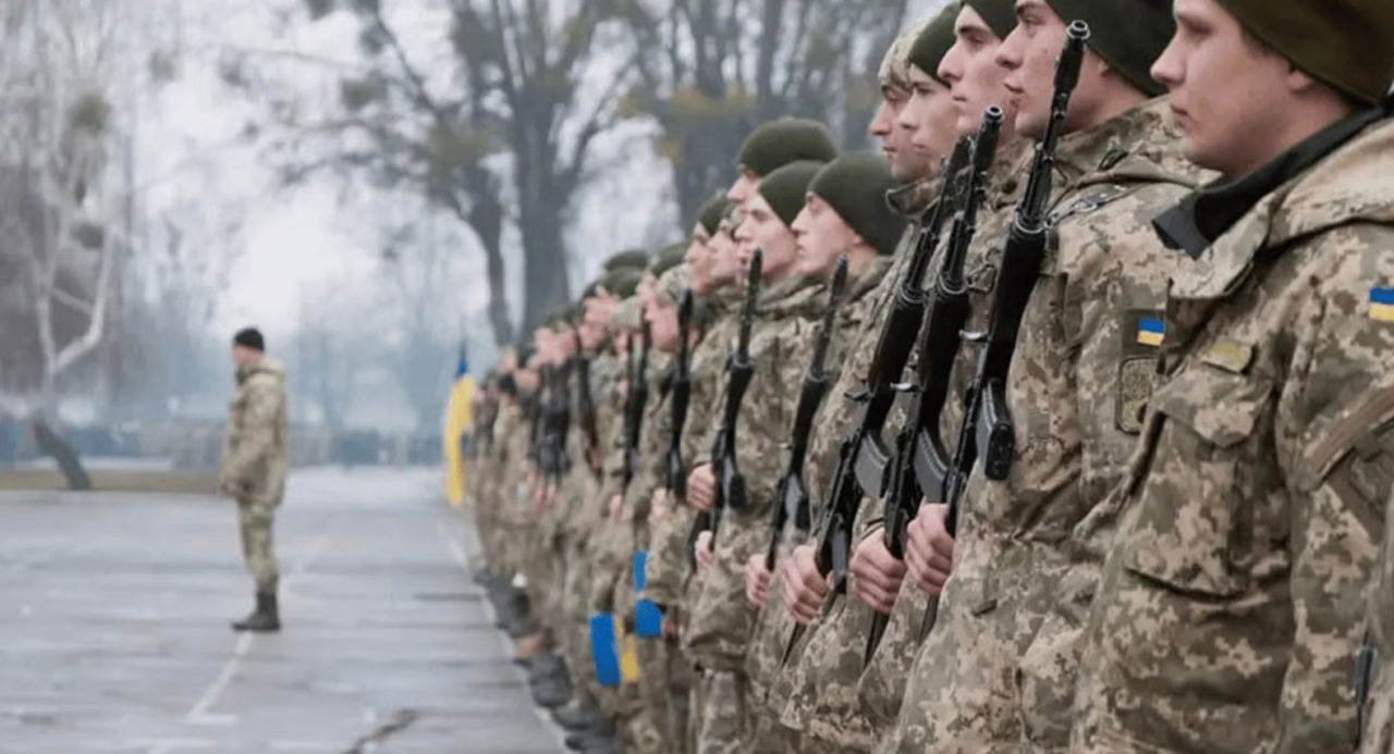 Зеленский подписал закон относительно призывников: военный учет с 17 лет.