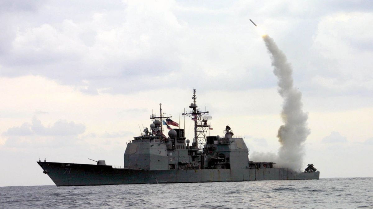 Американские вертолеты потопили три судна хуситов в Красном море.