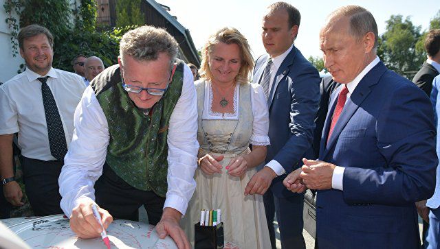 Глава МИД Австрии упала в обморок во время Европейского форума.