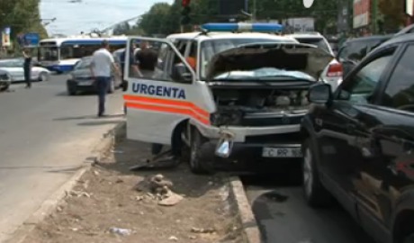 Un accident în lanţ cu implicarea unei ambulanţe a avut loc în această după-amiază în sectorul Botanica al capitalei. Foto: jurnal.md