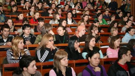 Cât priveşte locurile prin contract cu achitarea taxei de studii, statul a rezervat aproape 14 mii.