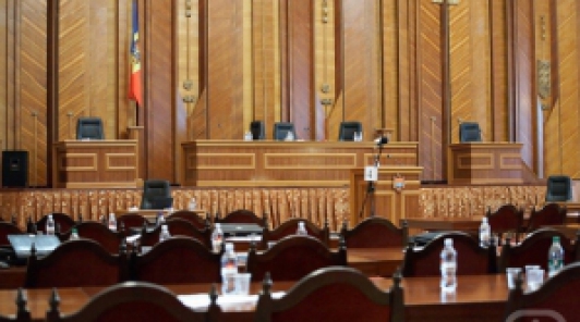Депутаты решили прервать сегодняшнее пленарное заседание, чтобы позволить постоянным комиссиям посовещаться. Фото: arena.md