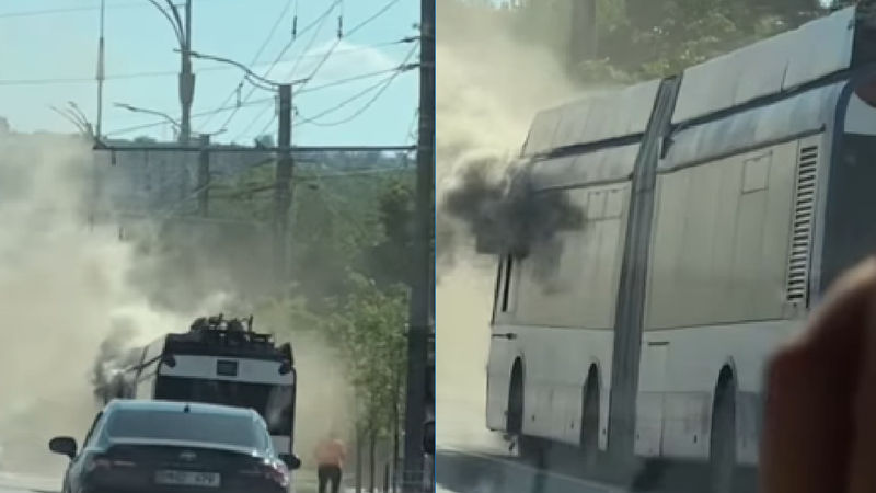 Fum dens și panică în sectorul Râșcani după ce un troleibuz a luat foc.