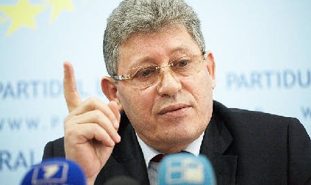 "Dacă vreţi să întrebaţi cine sunt eu, duceţi-va la Coloniţa”, s-a răstit Mihai Ghimpu la membrii comisiei. 