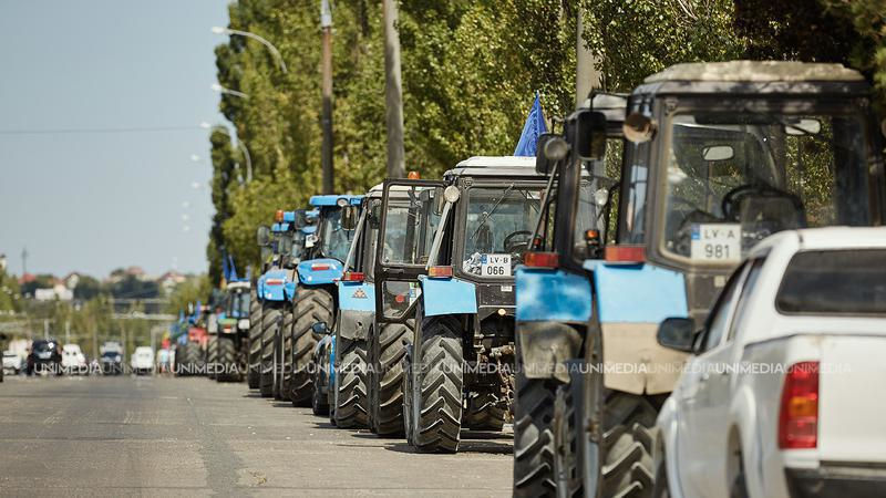 Фермеры из Бричан вышли с техникой на протест.